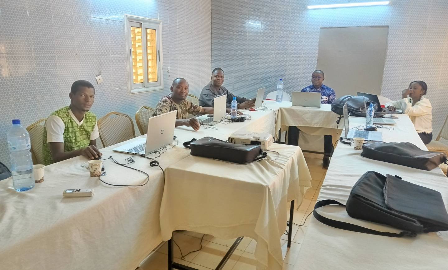 Le personnel du SP-ITIE à pied d’œuvre pour la mise à niveau de leur site web
