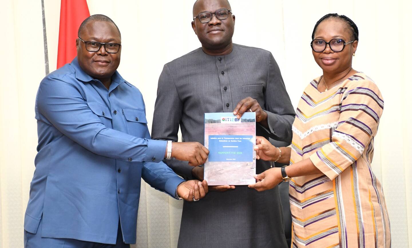 Gouvernance extractive : le Comité de pilotage de l’ITIE-Burkina Faso remet officiellement le Rapport ITIE 2024 au ministre de l’Économie et des Finances